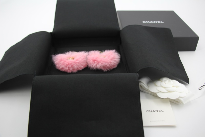 Chanel 24C 毛絨早春度假系列環狀粉紅色耳環-1