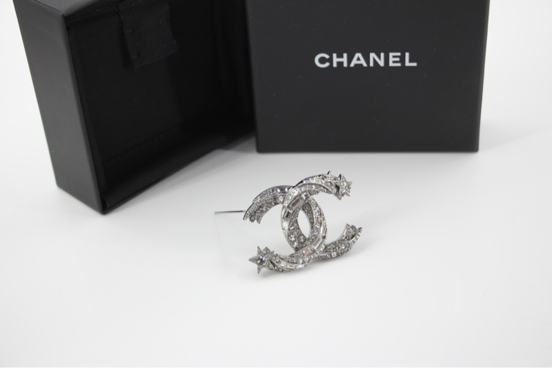 Chanel C21S 水鑽金屬銀色星星扭紋胸針-8