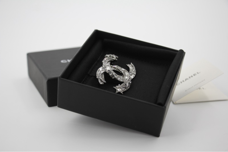 Chanel C21S 水鑽金屬銀色星星扭紋胸針-9