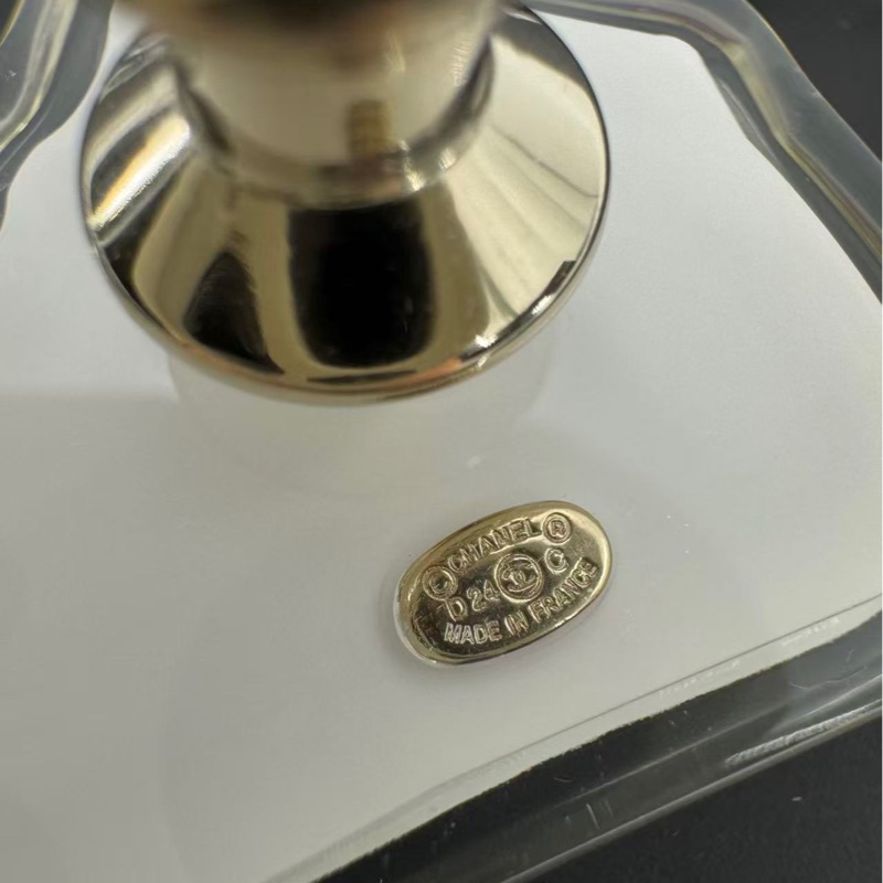 Chanel D24C 樹脂春夏彩色運動鞋胸針-9