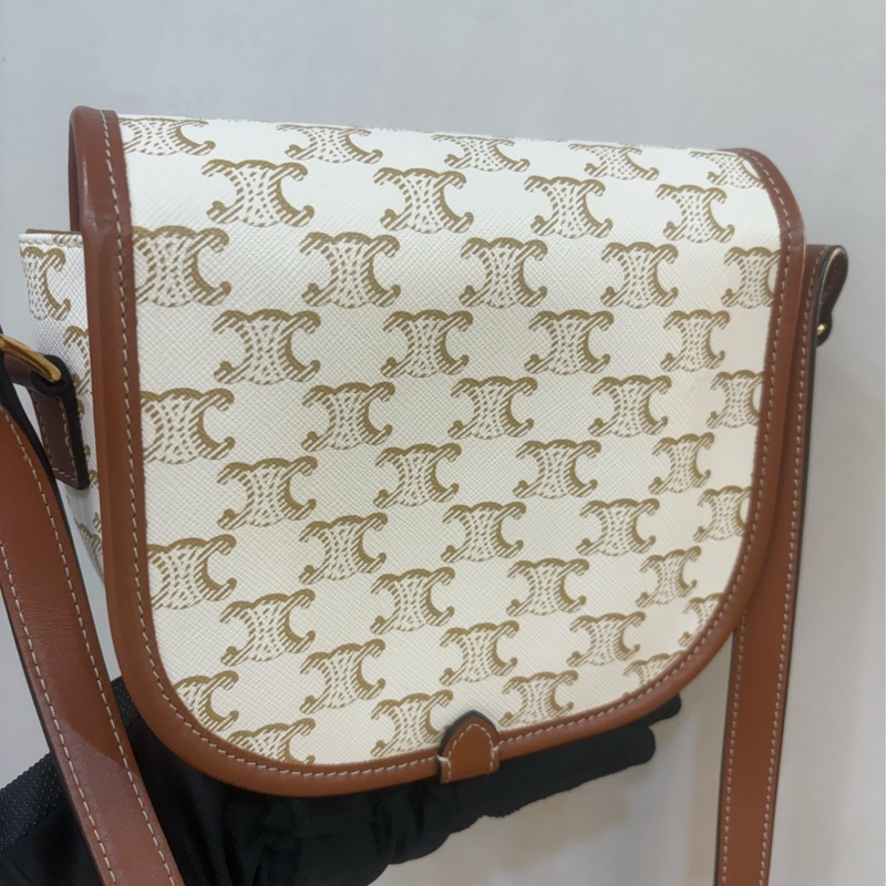 Celine TRIOMPHE 馬鞍包 老花側背包 奶昔白-5