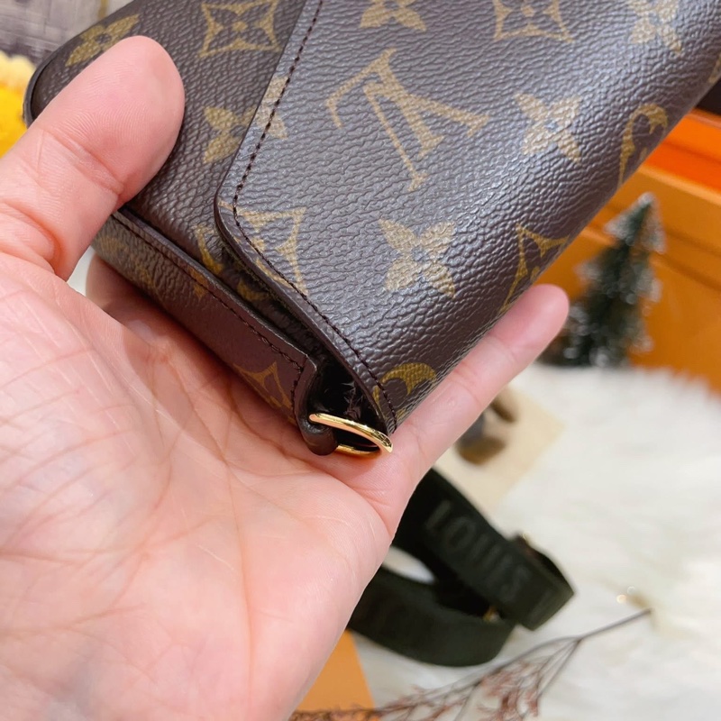 《近全新 》芯片款 經典 M80091 老花三合一綠色背帶 肩背/斜背包-1
