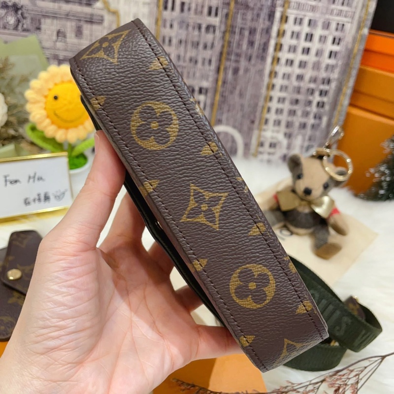 《近全新 》芯片款 經典 M80091 老花三合一綠色背帶 肩背/斜背包-10