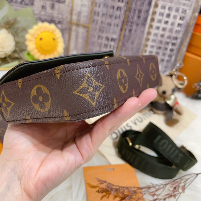 《近全新 》芯片款 經典 M80091 老花三合一綠色背帶 肩背/斜背包-13