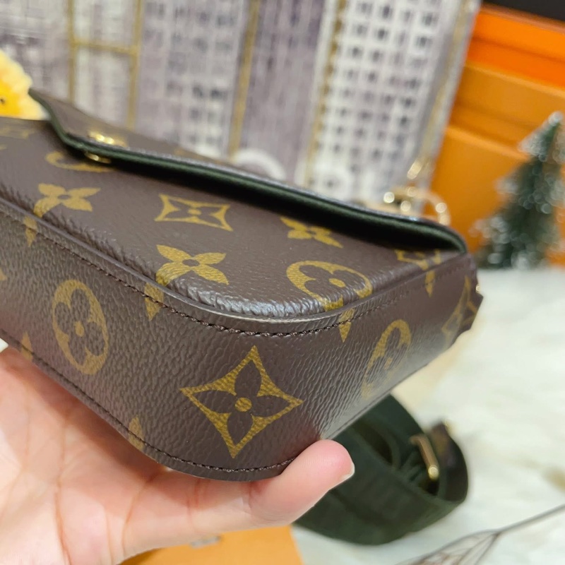 《近全新 》芯片款 經典 M80091 老花三合一綠色背帶 肩背/斜背包-15