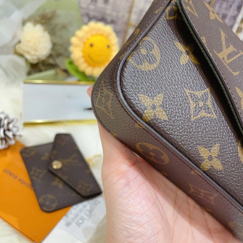 《近全新 》芯片款 經典 M80091 老花三合一綠色背帶 肩背/斜背包-16