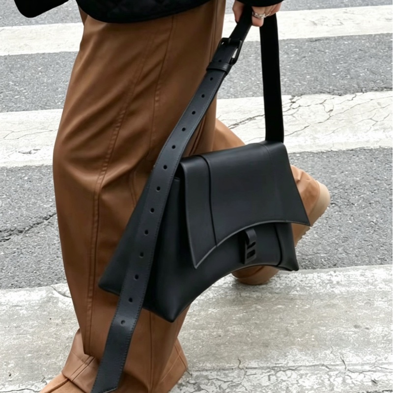 BALENCIAGA巴黎世家全黑downtown單肩斜挎沙漏包-16