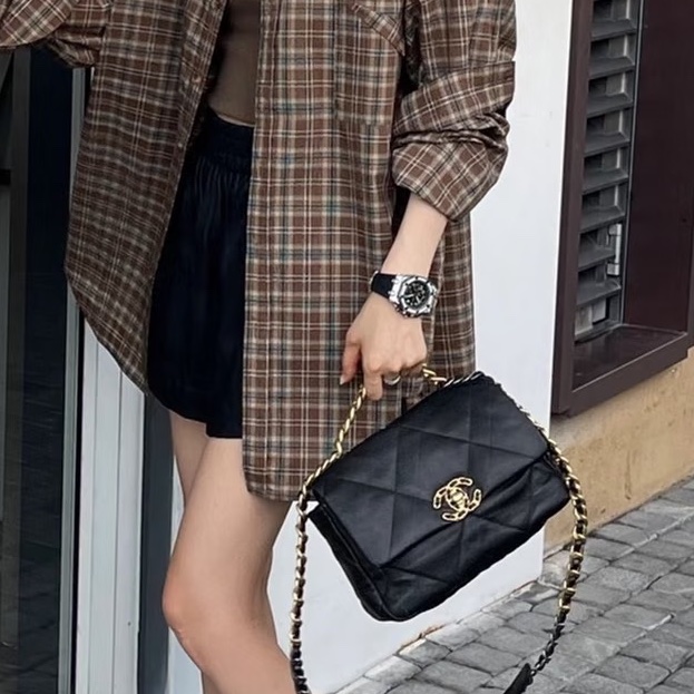 CHANEL香奈兒19Bag小號黑金配經典菱格紋肩背斜挎包-21