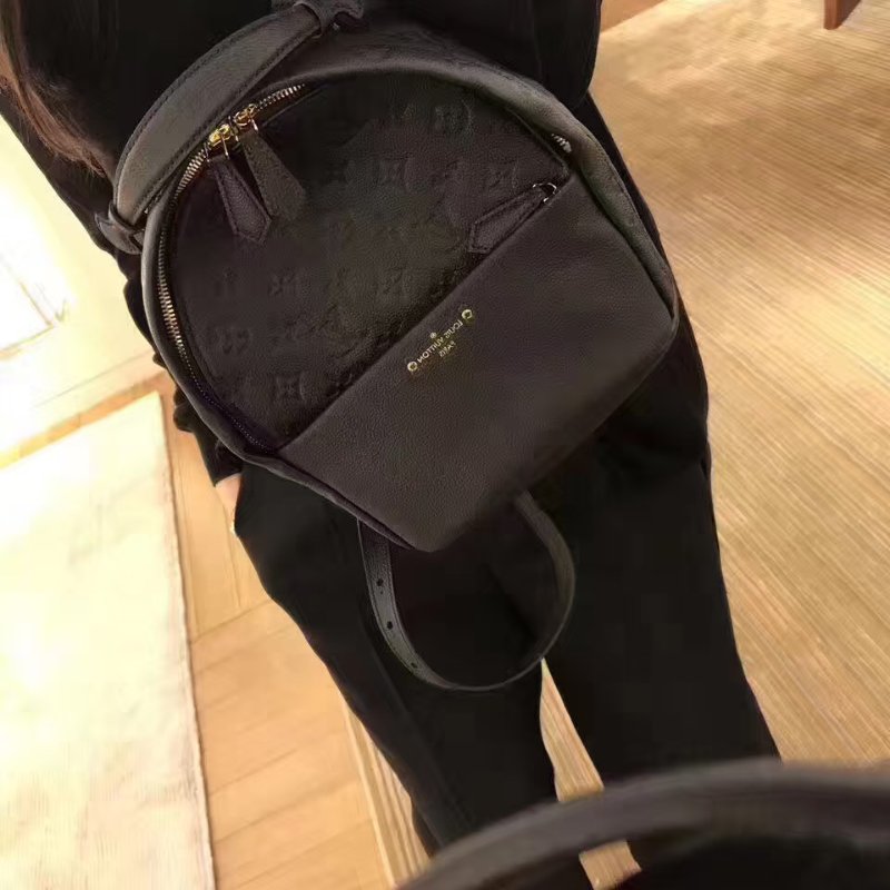 LOUIS VUITTON 壓紋牛皮後背包 - 黑-1