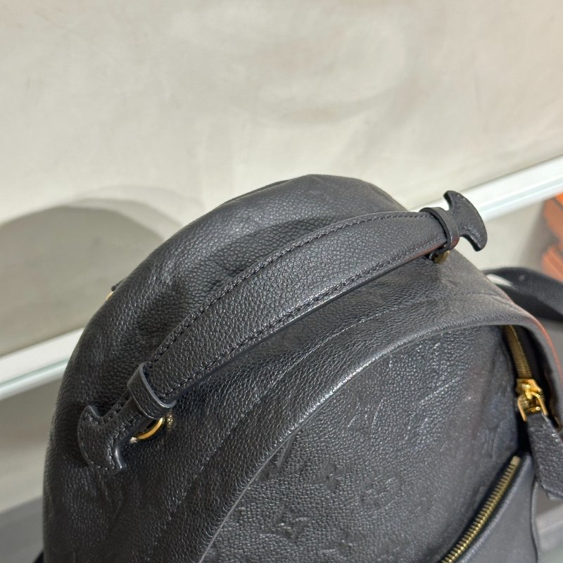 LOUIS VUITTON 壓紋牛皮後背包 - 黑-6
