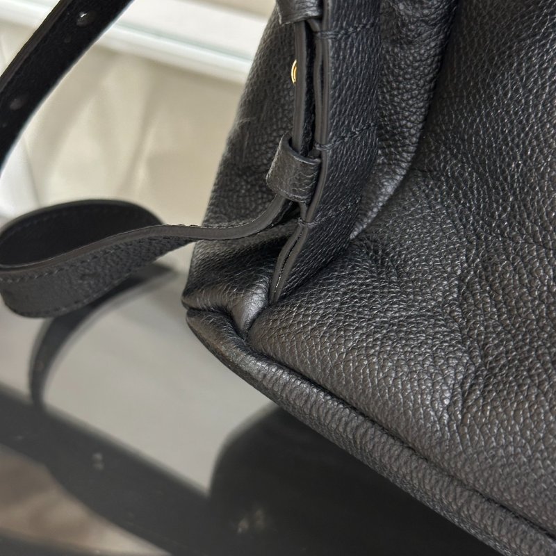 LOUIS VUITTON 壓紋牛皮後背包 - 黑-10