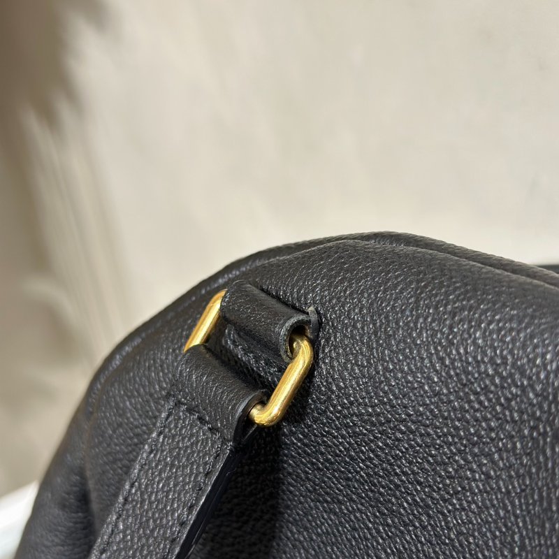 LOUIS VUITTON 壓紋牛皮後背包 - 黑-12