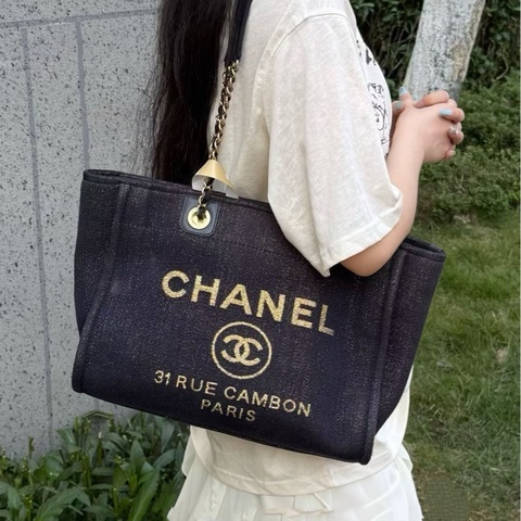 Chanel 沙灘包藍金限定 深藍色面料+金絲線很閃 尺寸約26*41 。