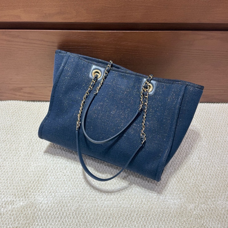 Chanel 沙灘包藍金限定 深藍色面料+金絲線很閃 尺寸約26*41 。-3