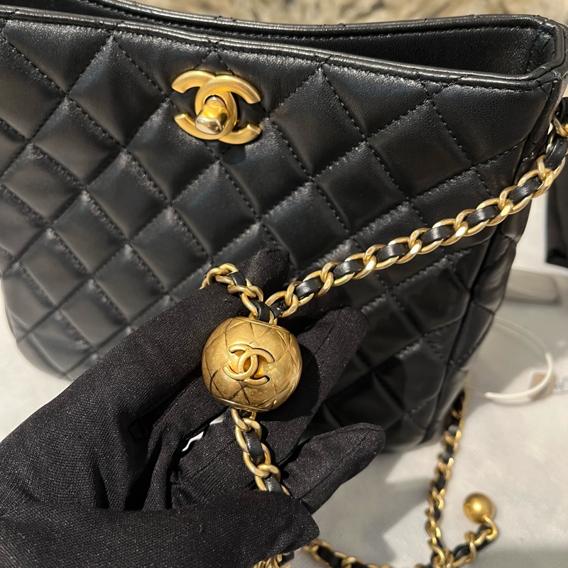 Chanel黑羊皮金鏈金球方形斜背包-8