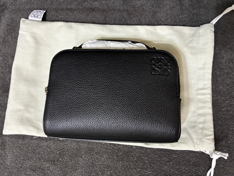 LOEWE 迷你柔軟粒面小牛皮斜背相機包-0