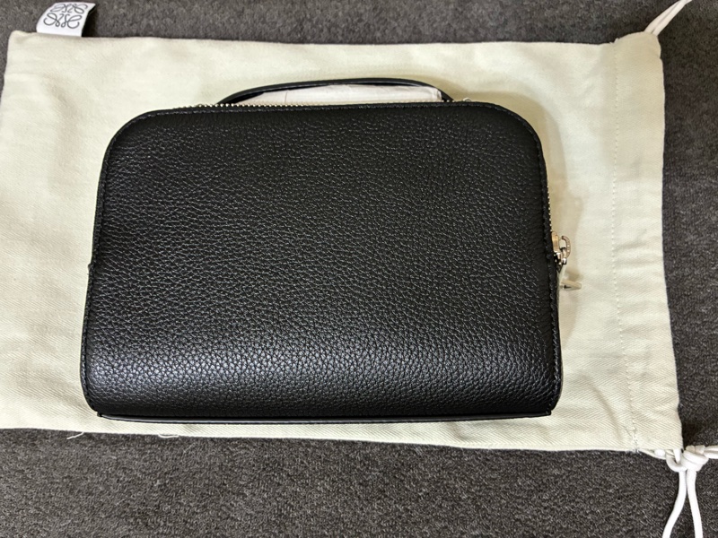 LOEWE 迷你柔軟粒面小牛皮斜背相機包-2