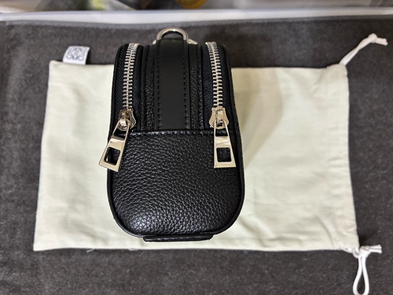 LOEWE 迷你柔軟粒面小牛皮斜背相機包-3