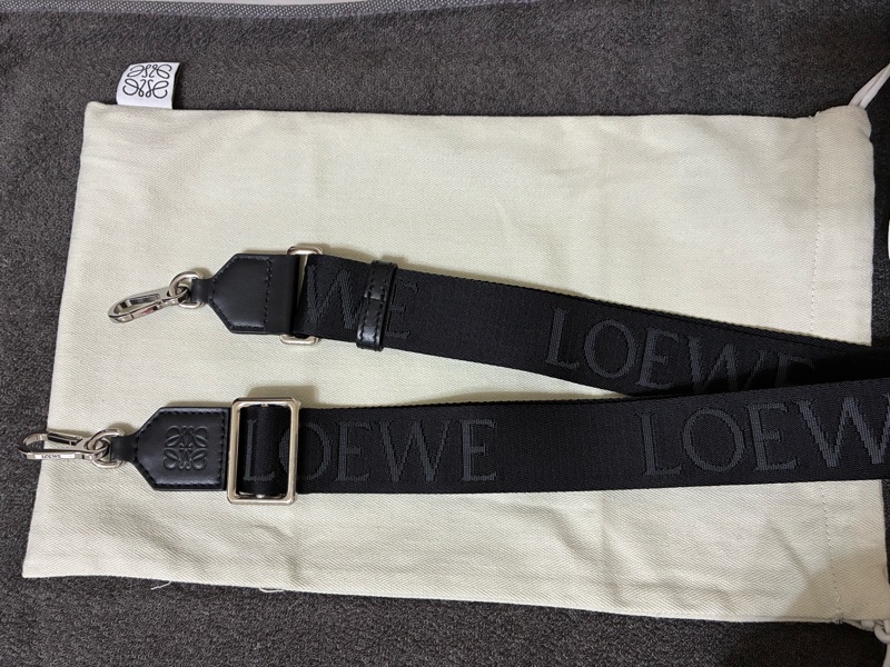 LOEWE 迷你柔軟粒面小牛皮斜背相機包-4