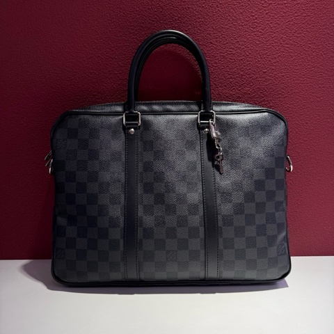 路易威登/Louis Vuitton Voyaga 經典棋盤格 黑色公文包 手提包 無肩帶  尺寸：36*6*27 cm 。