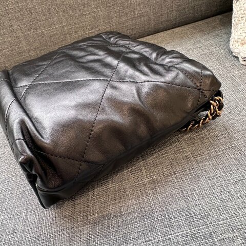 CHANEL 黑色牛皮配金 LOGO 22MINI Handbag