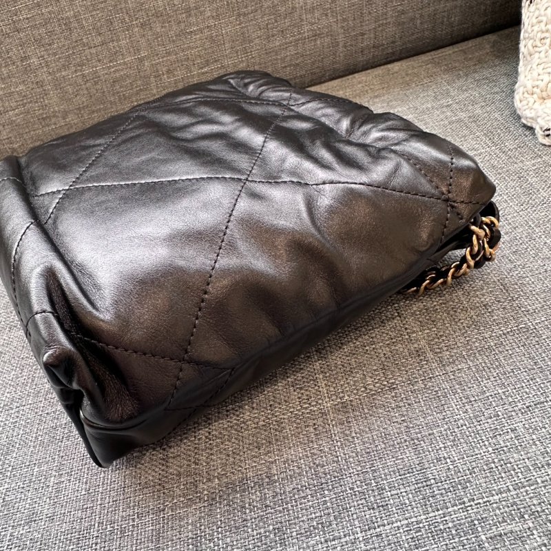 CHANEL 黑色牛皮配金 LOGO 22MINI Handbag-0