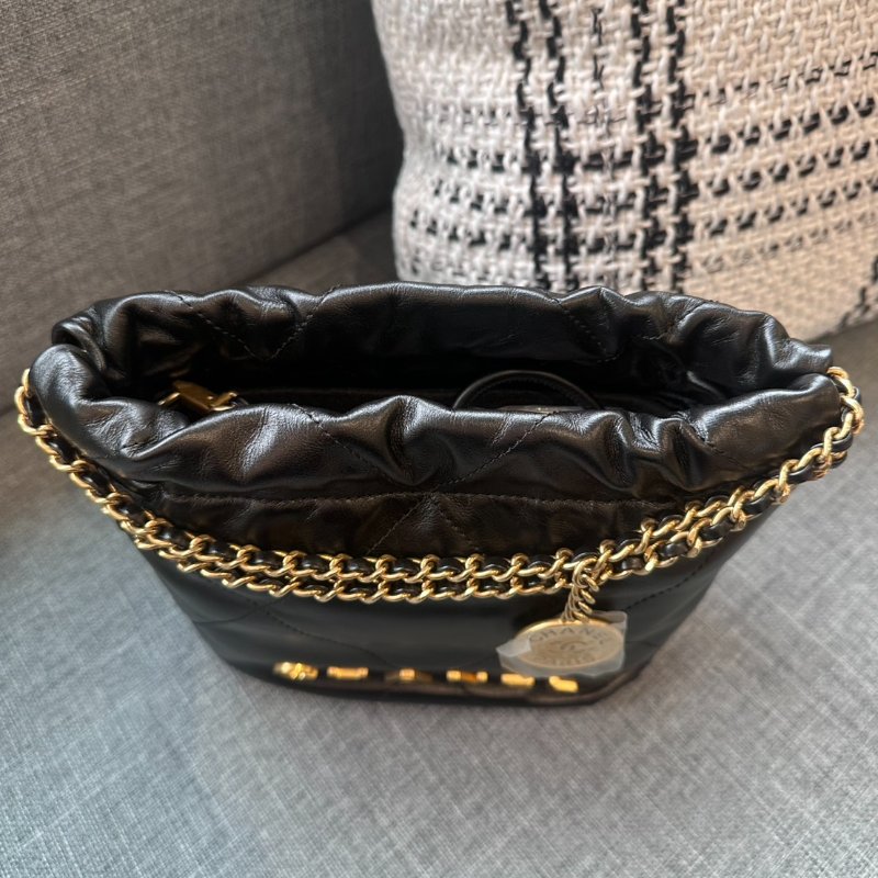 CHANEL 黑色牛皮配金 LOGO 22MINI Handbag-1