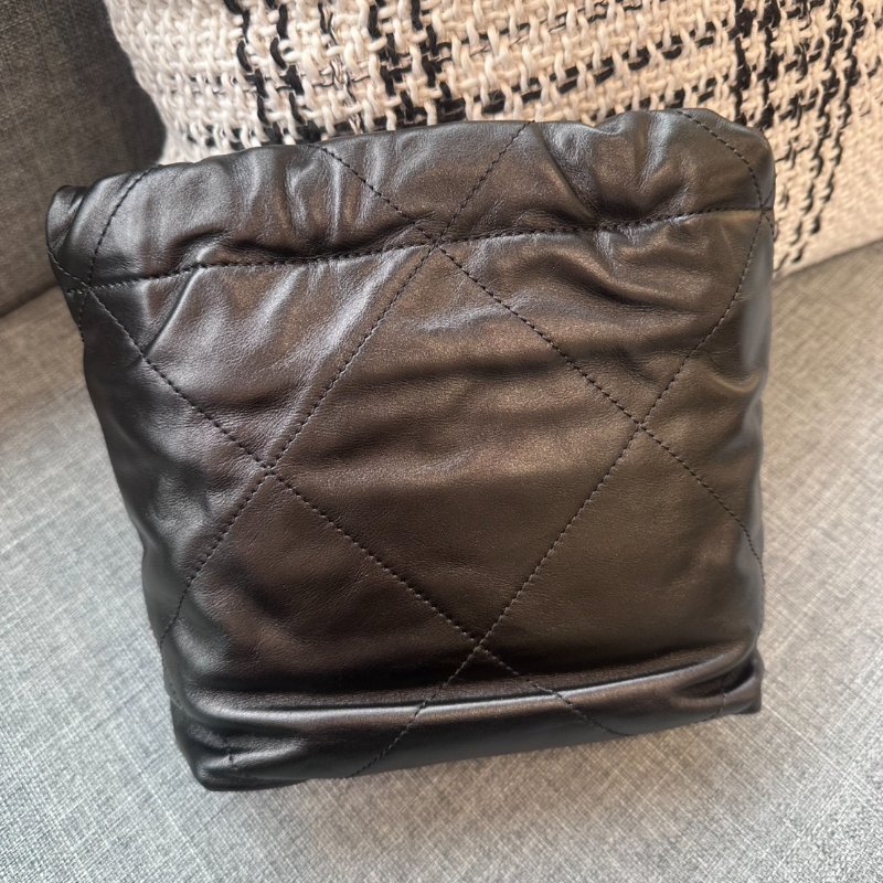 CHANEL 黑色牛皮配金 LOGO 22MINI Handbag-4
