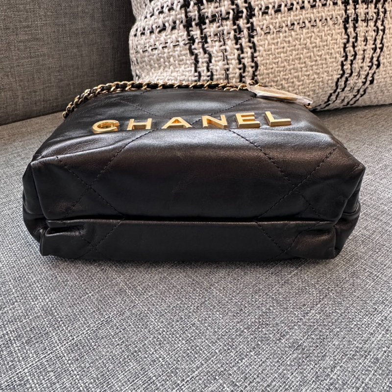 CHANEL 黑色牛皮配金 LOGO 22MINI Handbag-8