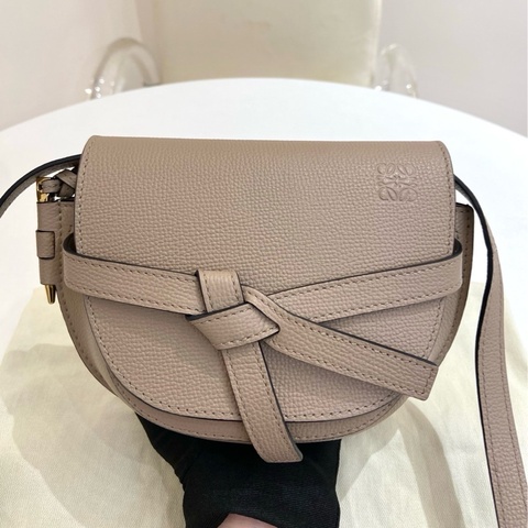 LOEWE羅意威 Gate mini蝴蝶結牛皮燕麥色馬鞍包  2021 尺寸：21*9.5*12.5 附件：塵袋。