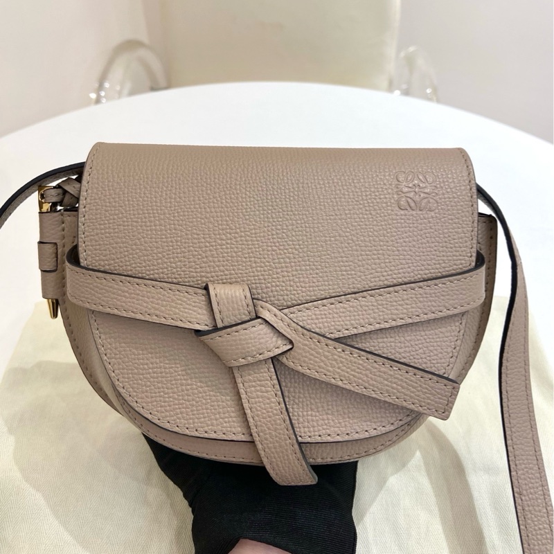 LOEWE羅意威 Gate mini蝴蝶結牛皮燕麥色馬鞍包  2021 尺寸：21*9.5*12.5 附件：塵袋。-0