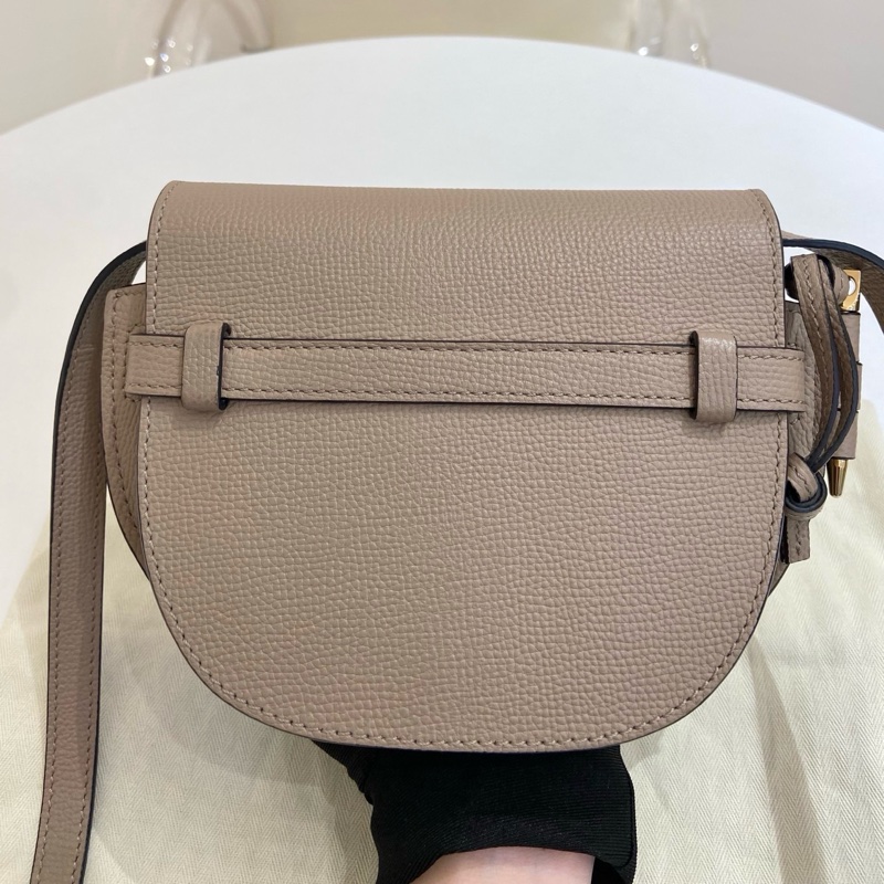 LOEWE羅意威 Gate mini蝴蝶結牛皮燕麥色馬鞍包  2021 尺寸：21*9.5*12.5 附件：塵袋。-1