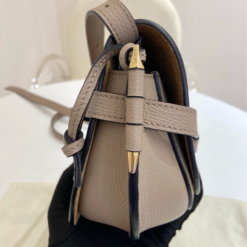 LOEWE羅意威 Gate mini蝴蝶結牛皮燕麥色馬鞍包  2021 尺寸：21*9.5*12.5 附件：塵袋。-2