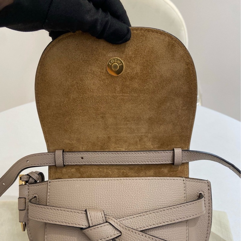 LOEWE羅意威 Gate mini蝴蝶結牛皮燕麥色馬鞍包  2021 尺寸：21*9.5*12.5 附件：塵袋。-5