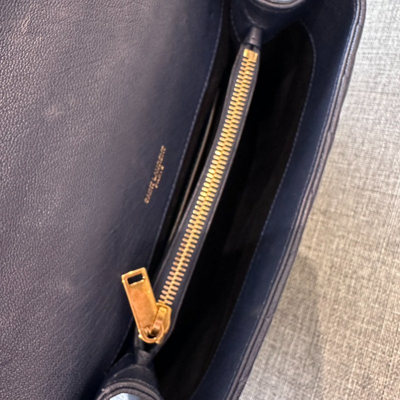 YSL 墨藍色金釦絎縫紋學院包-7
