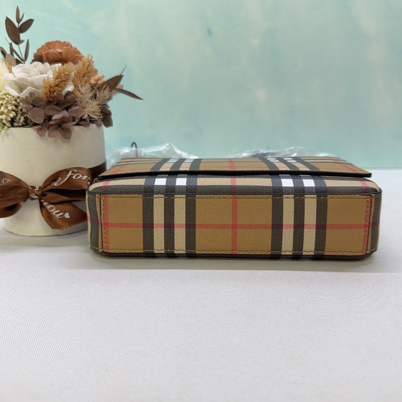 BURBERRY 經典Vintage格紋翻蓋斜背包-6