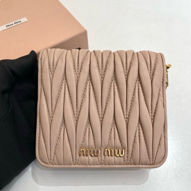 MiuMiu繆繆 Materasse金屬刻字拉鍊開合淡粉色錢包尺寸：10.5*8cm 附件：盒子 保卡。-0