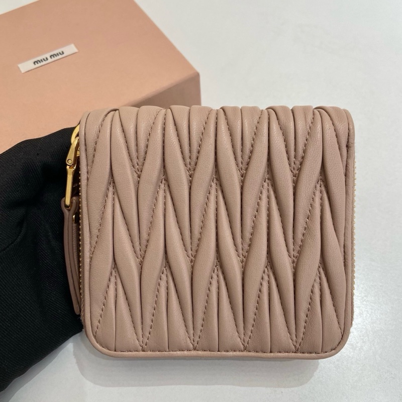 MiuMiu繆繆 Materasse金屬刻字拉鍊開合淡粉色錢包尺寸：10.5*8cm 附件：盒子 保卡。-1
