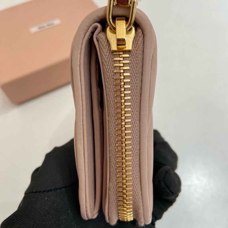MiuMiu繆繆 Materasse金屬刻字拉鍊開合淡粉色錢包尺寸：10.5*8cm 附件：盒子 保卡。-3
