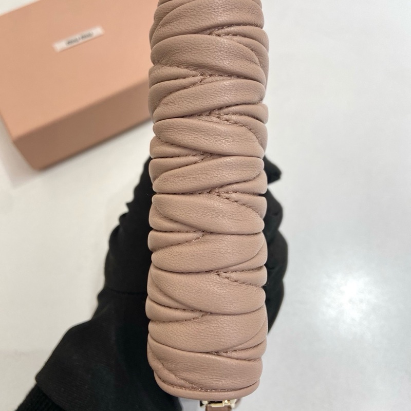 MiuMiu繆繆 Materasse金屬刻字拉鍊開合淡粉色錢包尺寸：10.5*8cm 附件：盒子 保卡。-4