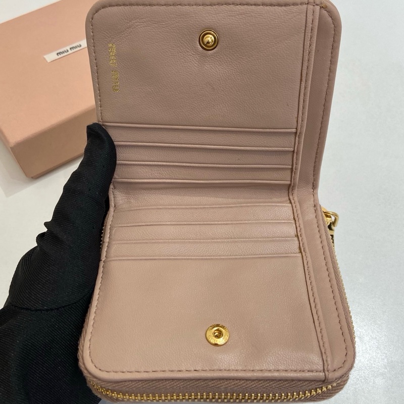 MiuMiu繆繆 Materasse金屬刻字拉鍊開合淡粉色錢包尺寸：10.5*8cm 附件：盒子 保卡。-5