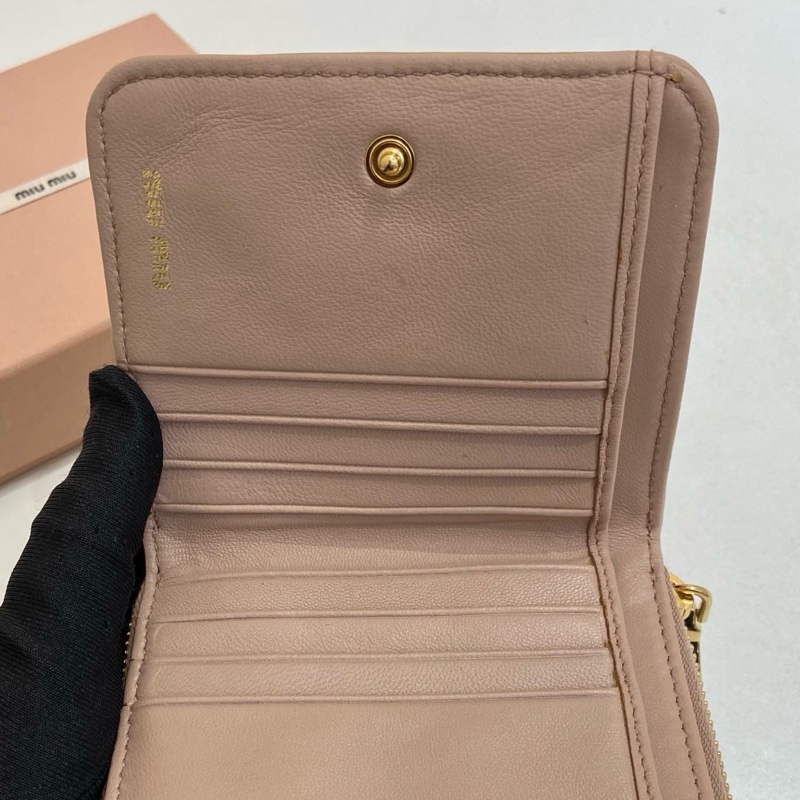 MiuMiu繆繆 Materasse金屬刻字拉鍊開合淡粉色錢包尺寸：10.5*8cm 附件：盒子 保卡。-8