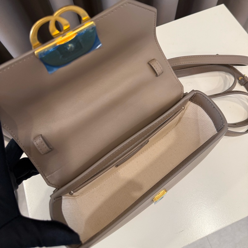 (全新未用）Bally Emblem Logo鏤空金屬牛皮方型手提斜背包-5