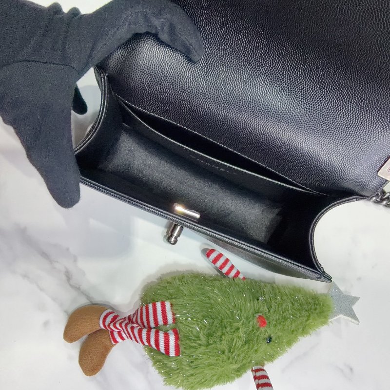 CHANEL BOY 20黑銀荔枝牛-5