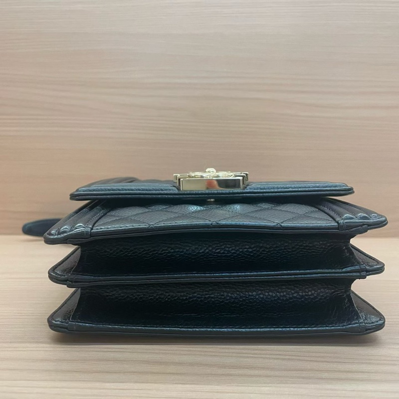 CHANEL/香奈儿 leboy黑金 小號 2019年，28開 鱼子酱牛皮竖款链条单肩斜挎包  有塵袋 有卡 無盒子 尺寸底長16*高20*-5