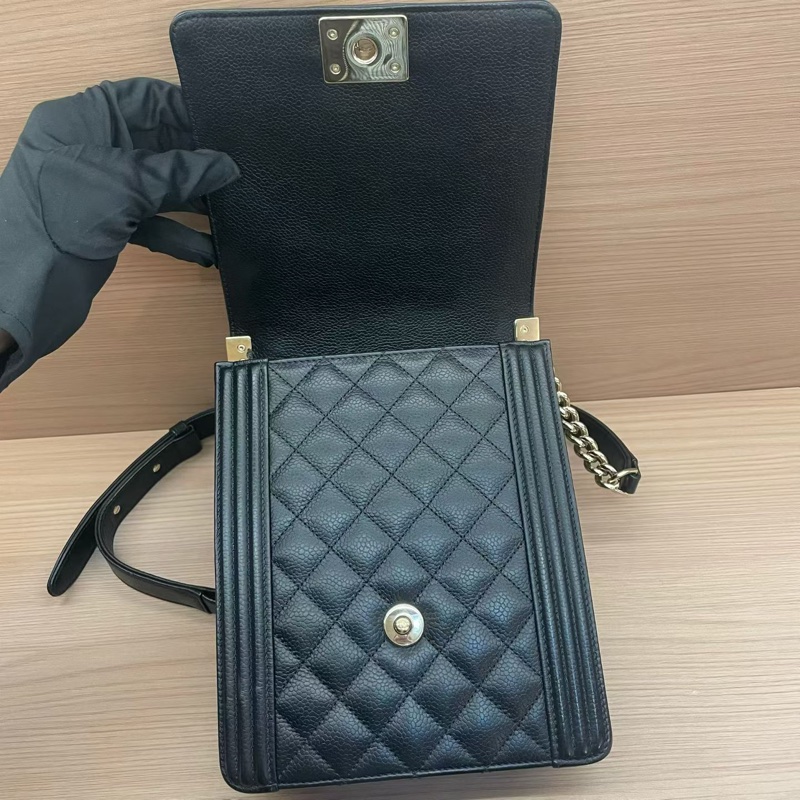 CHANEL/香奈儿 leboy黑金 小號 2019年，28開 鱼子酱牛皮竖款链条单肩斜挎包  有塵袋 有卡 無盒子 尺寸底長16*高20*-6