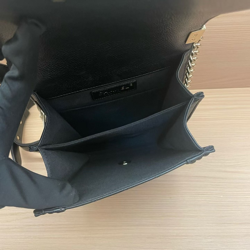CHANEL/香奈儿 leboy黑金 小號 2019年，28開 鱼子酱牛皮竖款链条单肩斜挎包  有塵袋 有卡 無盒子 尺寸底長16*高20*-7