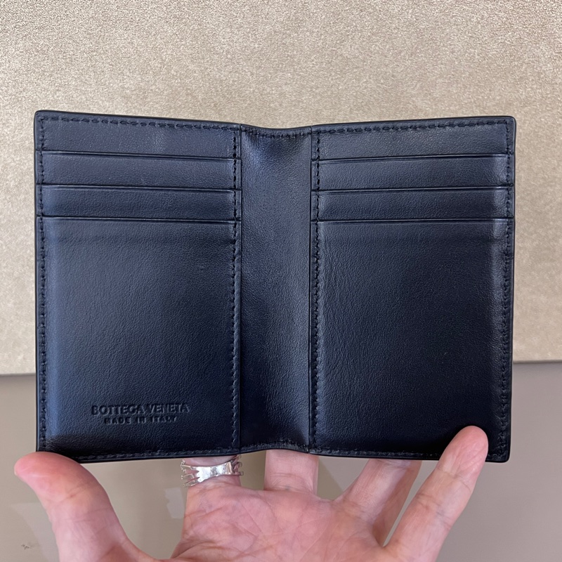 BV 黑牛皮編織Intrecciato 6卡對開卡包-11