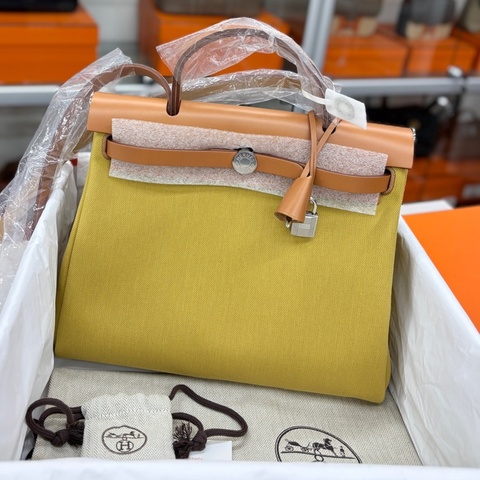 閒置末使用 Hermes 金棕/姜黃色Herbag31子母包，B刻