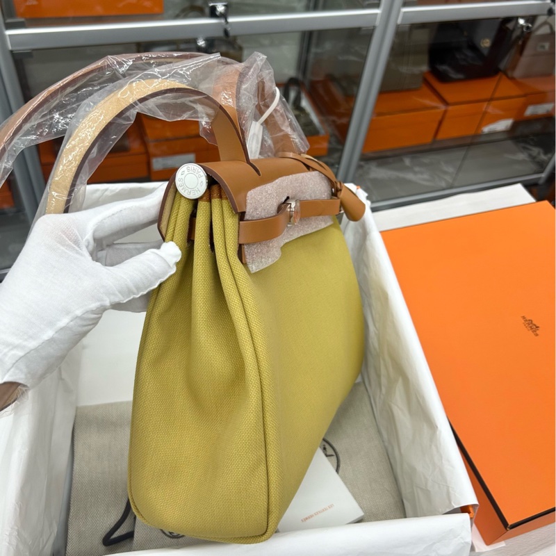 閒置末使用 Hermes 金棕/姜黃色Herbag31子母包，B刻-3
